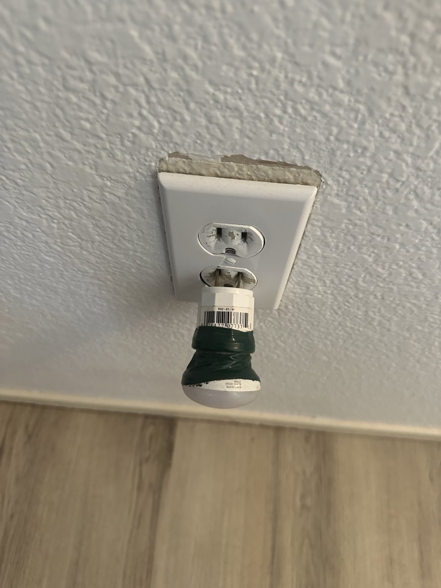 SkylightElecSvc's tweet photo. We're on site replacing old outlets for a customer, breathing new life into their home's electrical system. Ensuring safety and reliability is our priority. We're using top-quality products and expertise to resolve this. Proud to solve their needs! https://t.co/5aTCjjHZxD