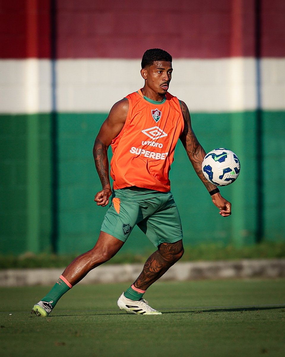 FluminenseFC's tweet image. Dia de trabalho em dia de aniversário do Flu! 🇭🇺
Quarta-feira tem Maraca!
📸: Marcelo Gonçalves/FFC