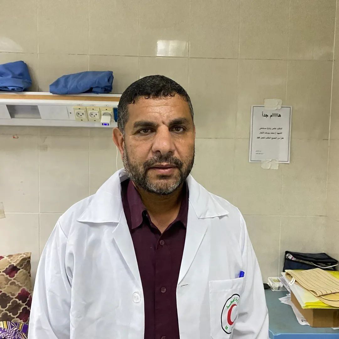 DD_Geopolitics's tweet image. 🇵🇸 Reports: Israeli special forces abducted Dr. Marwan al-Ahmas, the former director of Abu Youssef Al-Najjar Hospital in Rafah, during a covert op near the Red Cross hospital.
He was reportedly seized near the “Fish Fresh” restaurant by troops disguised in a Toyota vehicle.…
