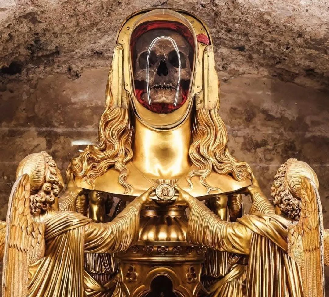 RomanoSace57080's tweet image. The hymn of the Lauds (an excerpt below) of St. Mary Magdalene, Penitent (feast: 22 July) is one of the most beautiful of the Breviarium Romanum. - The relic of her skull is housed in an ornate golden reliquary at the Basilica of Saint-Maximin-la-Sainte-Baume in southern France.