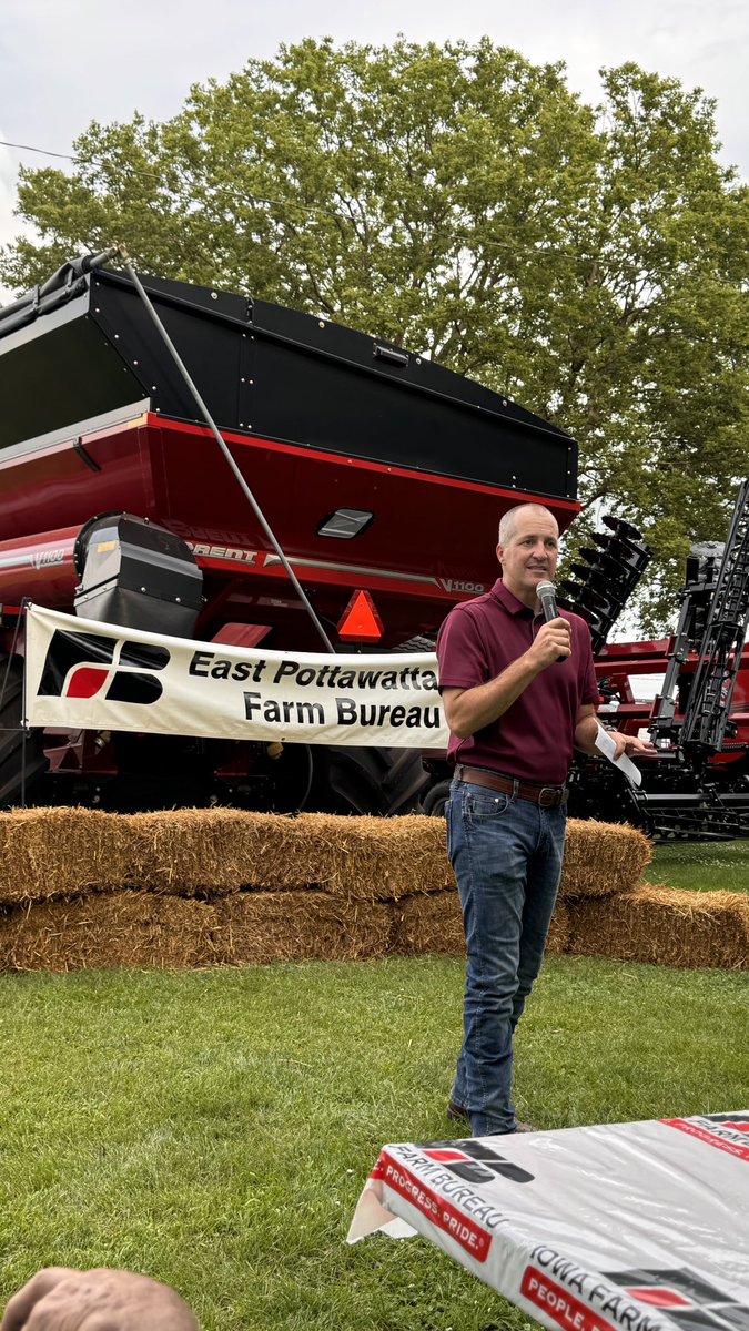 MikeNaigIA's tweet image. Had a great evening at the East Pott County Farm Bureau picnic! Always good to visit with local farmers鈥攁nd catch up with @MattWindschitl and Sen Costello, two strong ag advocates
Thanks to East Pott Farm Bureau for bringing folks together! 馃尳馃嚭馃嚫
#IowaAg #FarmsFamiliesFreedom