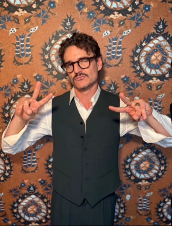 PedroPNation's tweet photo. He’s not Pedro Pascal if he’s not hitting the ✌️pose! https://t.co/YAA4oYKlUd