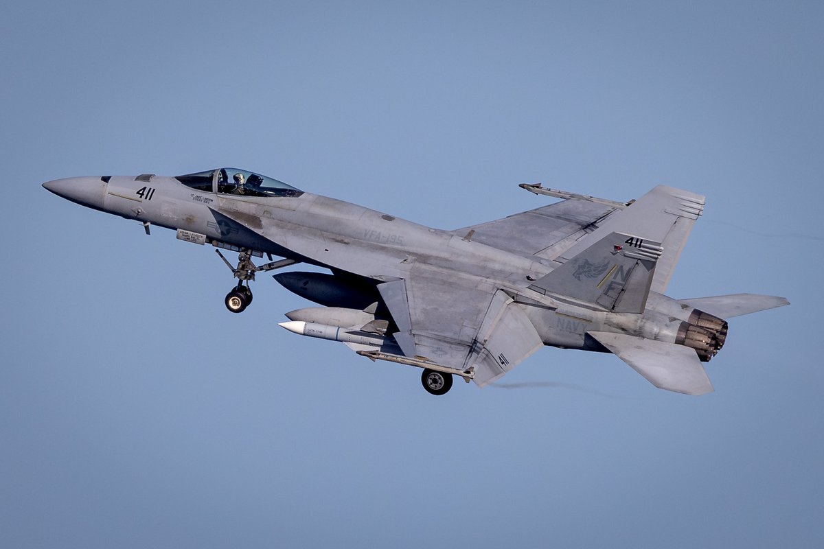 Roberto_yeager's tweet photo. Creo que es la primera vez que veo un #SuperHornet ser lanzado desde un portaaviones (el #CVN73 #USSGeorgeWashington) con un misil  AIM-174B #Gunslinger (aunque no real CATM)
Ha sido en el ejercicio #TalismanSabre25 (Photographer:AS1 Amber Mayall RAF) #FA18E #AIM174B https://t.co/2WW1F0Q9Av