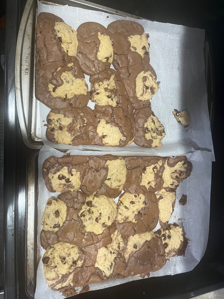 Galaxriel's tweet image. You can just invite your friends to deep clean your room and pay them in cookies