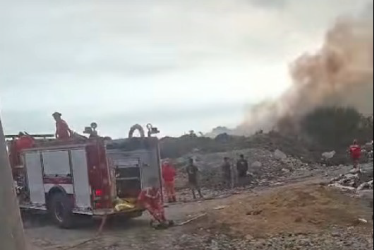 INCENDIO FORESTAL EN BASE NAVAL DEL CALLAO. Desde las 2:40 p. m., bomberos voluntarios atienden la emergencia, clasificada como Código 2. El fuego afecta 1,500 m² y se ha intensificado por los vientos. Se desplegaron 17 unidades y 50 bomberos. Apoya Municipalidad y SEDAPAL.