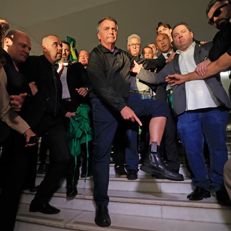 thimoteoolive's tweet image. Todos sabem das minhas criticas ao ex-presidente e sua fraqueza diante dos inimigos e lamentáveis escolhas que fez, mas não posso me calar diante desse absurdo sem precedentes na história do nosso país. Enquanto bandidos, assassinos e corruptos zombam do povo e ainda são…