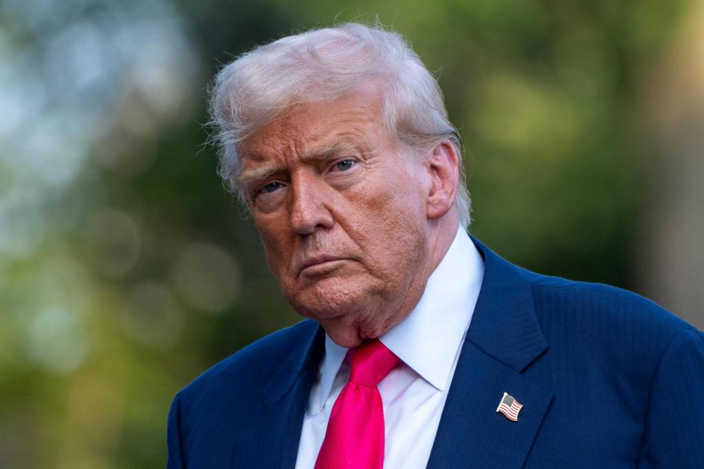 orlandosentinel's tweet image. Banishing a reporter: Trump escalates battle with Wall Street Journal over Epstein story trib.al/aKgyitM