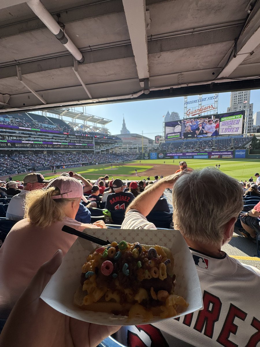 HelloMoomann's tweet image. I sit down with my slider dog and José hits a 3 run home run. S/o @BaseballGabb for the recommendation.