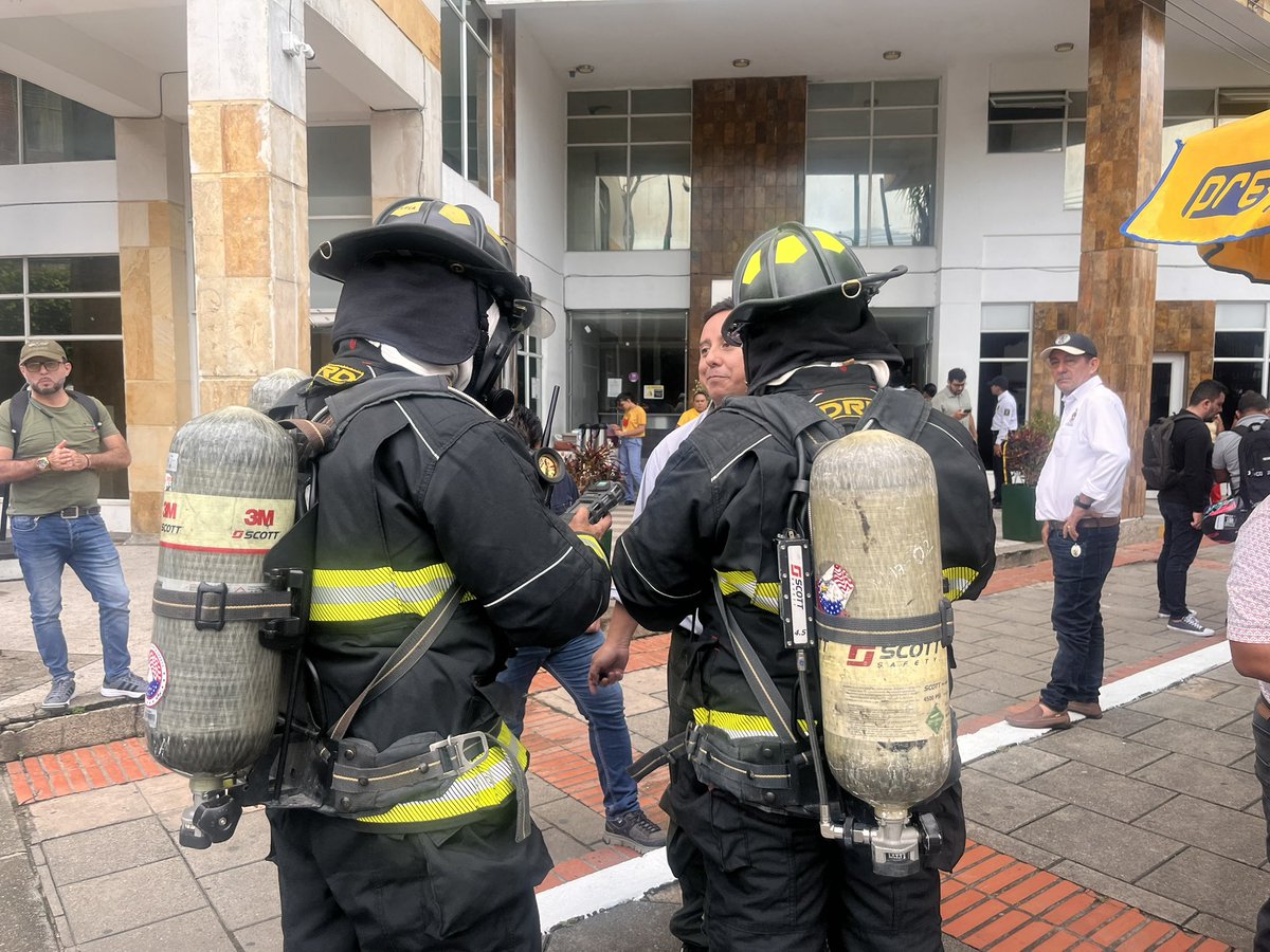 Atendimos una situación en la Gobernación de Casanare debido a la acumulación de monóxido de carbono, generada por el uso de un generador eléctrico sin activar el extractor de gases. Nuestras unidades realizaron la verificación con monitor de atmósfera, encontrando nivel normal