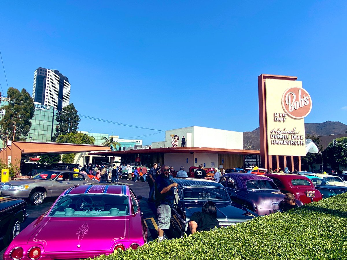 ErickWeber's tweet image. Not sure what show/film they’re shooting here at Bob’s Big Boy in Toluca Lake but it’s a HUGE production