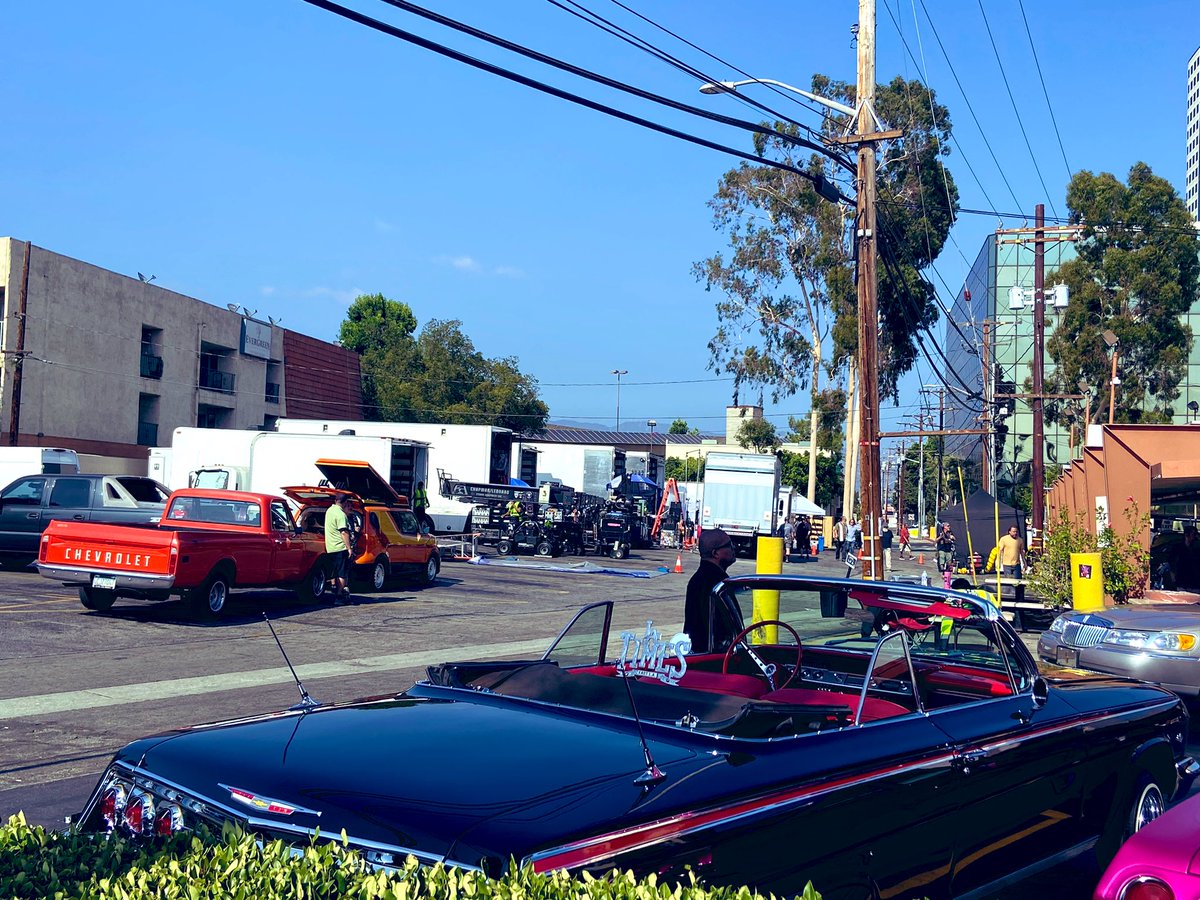 ErickWeber's tweet image. Not sure what show/film they’re shooting here at Bob’s Big Boy in Toluca Lake but it’s a HUGE production