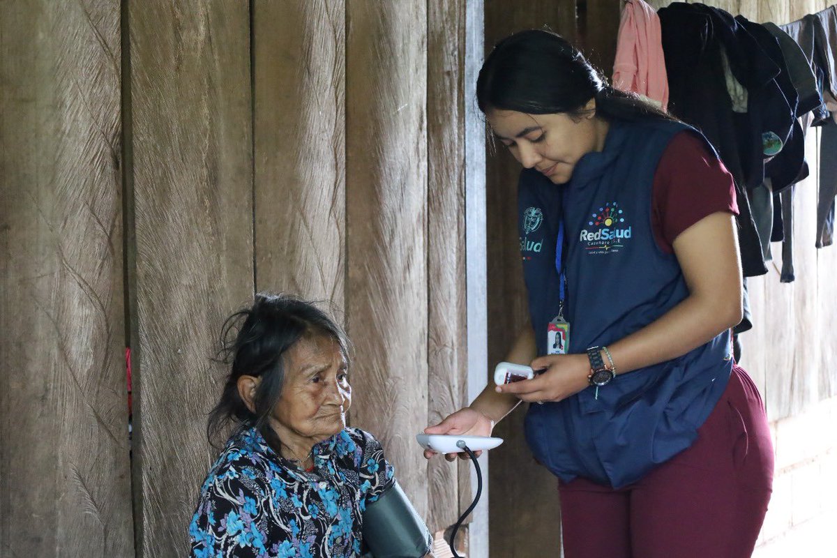 MinSaludCol's tweet image. 🩺🇨🇴En un país como Colombia, donde hay selvas, montañas y ríos que separan a miles de comunidades, la salud no puede tener barreras; debe llegar hasta donde están las personas, sin importar lo lejos que se encuentren.
👩🏽⚕️ Por eso, la Atención Primaria en Salud es fundamental:…