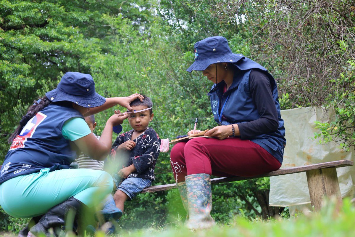 MinSaludCol's tweet image. 🩺🇨🇴En un país como Colombia, donde hay selvas, montañas y ríos que separan a miles de comunidades, la salud no puede tener barreras; debe llegar hasta donde están las personas, sin importar lo lejos que se encuentren.
👩🏽⚕️ Por eso, la Atención Primaria en Salud es fundamental:…