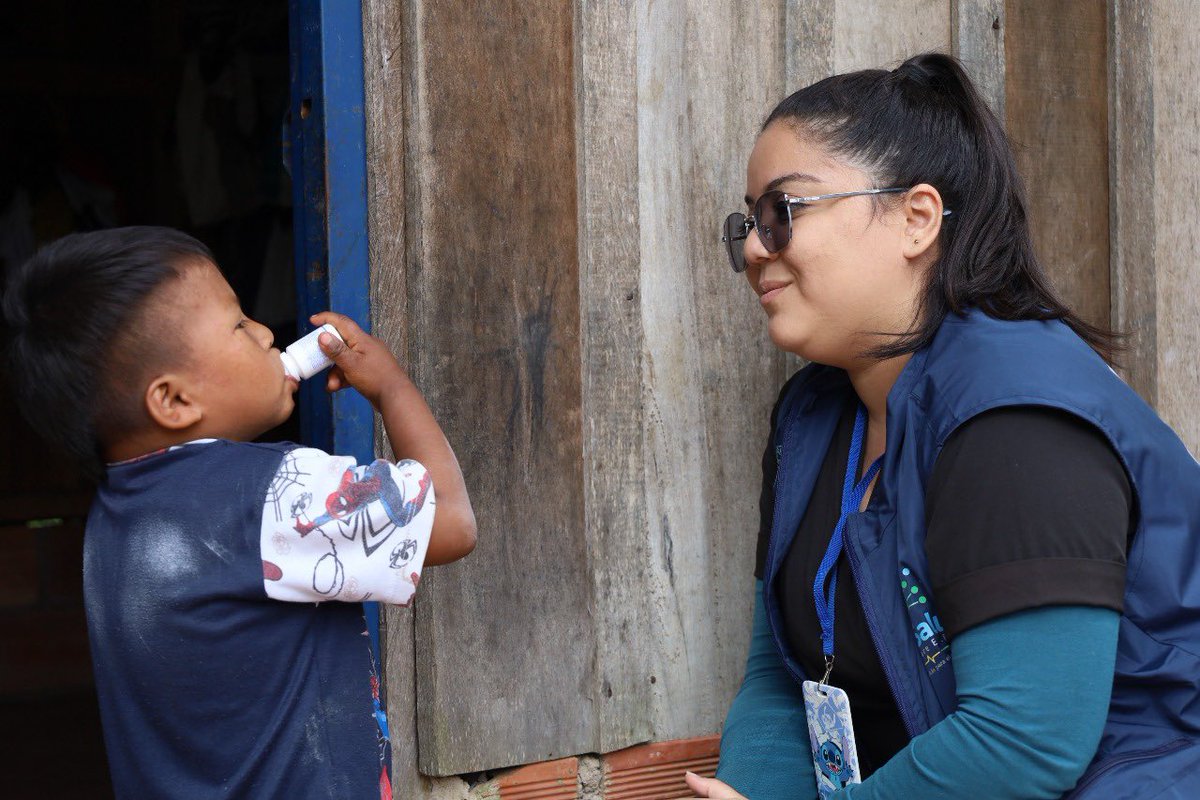 MinSaludCol's tweet image. 🩺🇨🇴En un país como Colombia, donde hay selvas, montañas y ríos que separan a miles de comunidades, la salud no puede tener barreras; debe llegar hasta donde están las personas, sin importar lo lejos que se encuentren.
👩🏽⚕️ Por eso, la Atención Primaria en Salud es fundamental:…