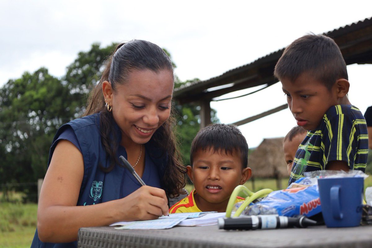 MinSaludCol's tweet image. 🩺🇨🇴En un país como Colombia, donde hay selvas, montañas y ríos que separan a miles de comunidades, la salud no puede tener barreras; debe llegar hasta donde están las personas, sin importar lo lejos que se encuentren.
👩🏽⚕️ Por eso, la Atención Primaria en Salud es fundamental:…