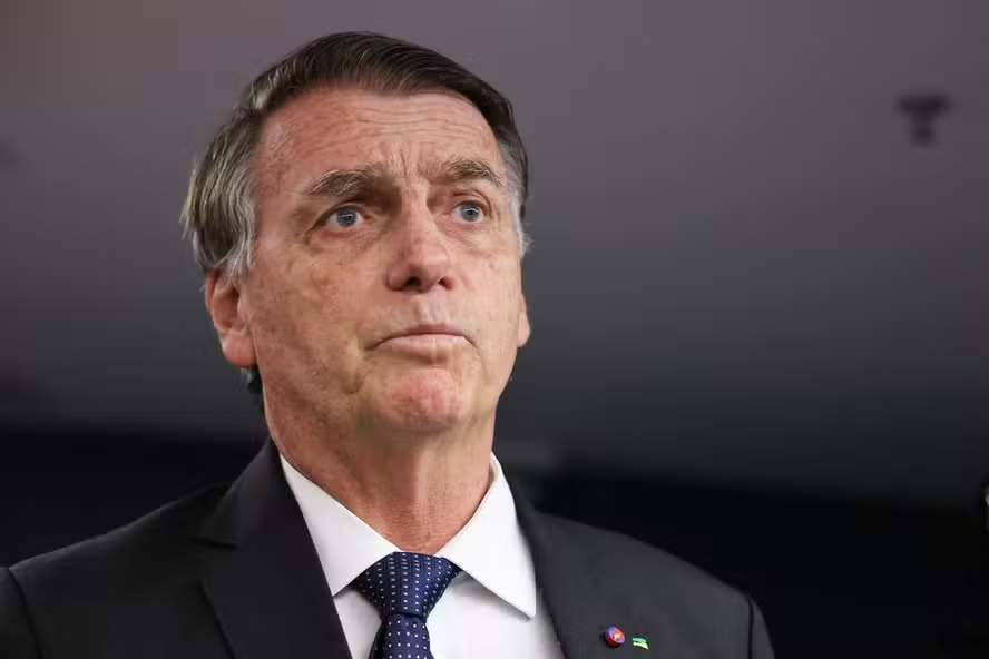 🚨 O ministro Alexandre de Moraes ACABA de intimar os advogados de Bolsonaro para que expliquem em ATÉ 24H o motivo de seu cliente ter VIOLADO a ordem de restrição às redes sociais.

Bolsonaro preso A QUALQUER MOMENTO.