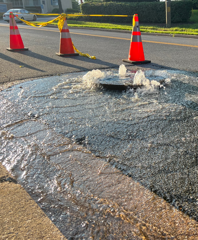 BaltimoreBrew's tweet image. Still Going Strong. . .
The water main break on Smith Ave. in Mt. Washington that's lifted up the manhole cover and gushes out gallons & gallons of city water per minute. Been doing this for at least 2 weeks. Here's how it looked tonight. So what's up @BaltimoreDPW?