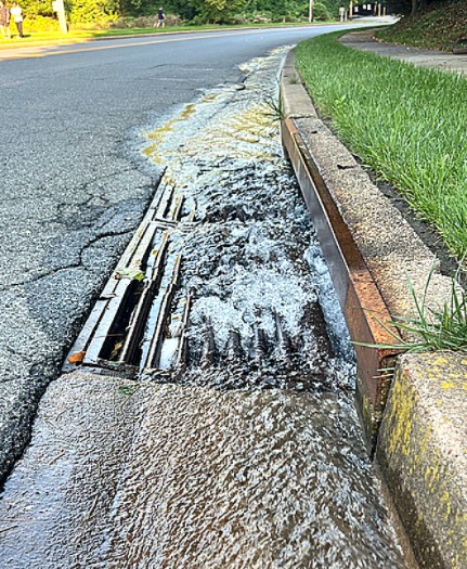 BaltimoreBrew's tweet image. Still Going Strong. . .
The water main break on Smith Ave. in Mt. Washington that's lifted up the manhole cover and gushes out gallons & gallons of city water per minute. Been doing this for at least 2 weeks. Here's how it looked tonight. So what's up @BaltimoreDPW?