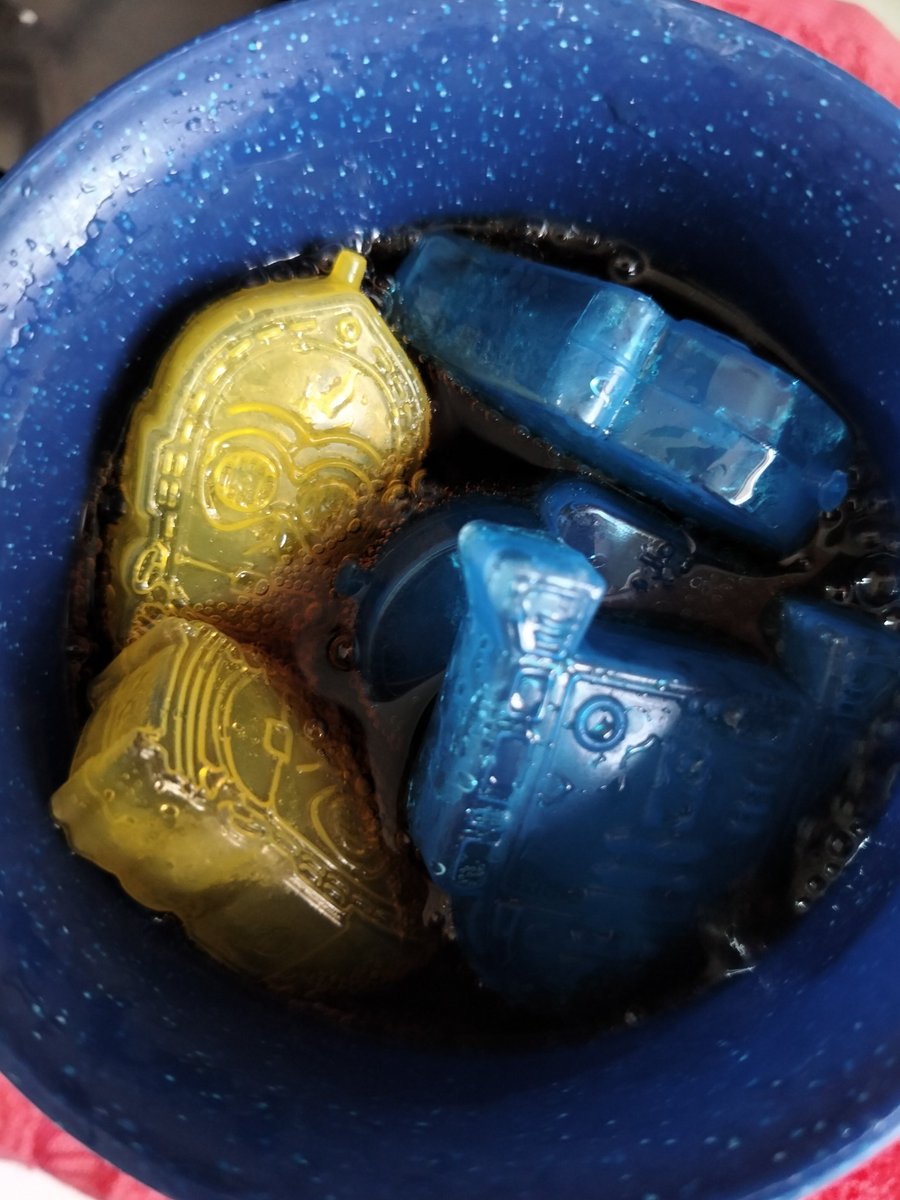 BartManMX's tweet image. Alguien puso uno de esos hielos de #StarWars en mi vaso, estas figuritas están hechas con sustancias muy tóxicas, irónicamente un R2-D2 o un C-3PO serían más saludables...pero no me importa, yo amo Star Wars