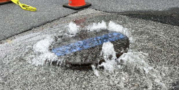 BaltimoreBrew's tweet image. Still Going Strong. . .
The water main break on Smith Ave. in Mt. Washington that's lifted up the manhole cover and gushes out gallons & gallons of city water per minute. Been doing this for at least 2 weeks. Here's how it looked tonight. So what's up @BaltimoreDPW?