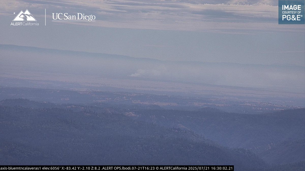 A copter overhead has made 3 drops significantly slowing the head of the fire.

#MooneyFire