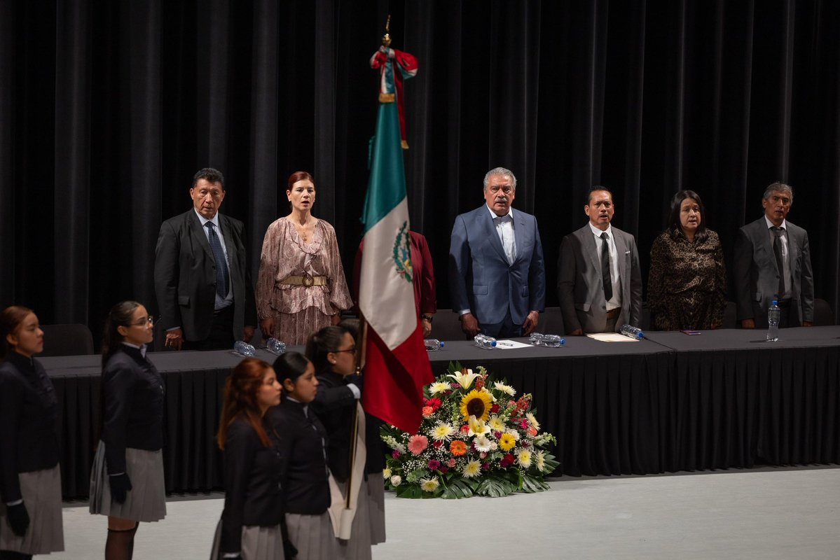 raulmoronO's tweet image. Formar a niñas y niños en las aulas es una de las responsabilidades más nobles e importantes que existen. Hoy, como padrino de la generación 2021-2025 de la Benemérita y Centenaria Escuela Normal Urbana Federal "Profr. J. Jesús Romero Flores", convoqué a sus egresados a ser…