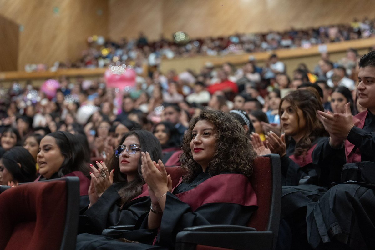 raulmoronO's tweet image. Formar a niñas y niños en las aulas es una de las responsabilidades más nobles e importantes que existen. Hoy, como padrino de la generación 2021-2025 de la Benemérita y Centenaria Escuela Normal Urbana Federal "Profr. J. Jesús Romero Flores", convoqué a sus egresados a ser…