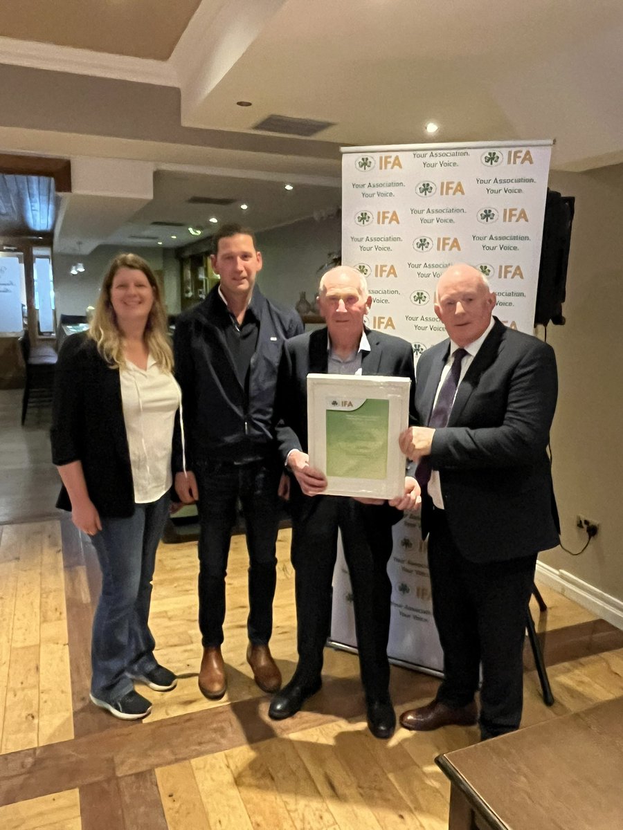 SeanMcKeon1973's tweet image. Roscommon @IFAmedia County Executive tonight. Guest speaker IFA President @gormanifa Outlining policy and strategies on current CAP negotiations. TB, ACRES, RZLT,Derogation and many more topics discussed in a great Q&A. Honorary Life membership was awarded to Kevin Gunn