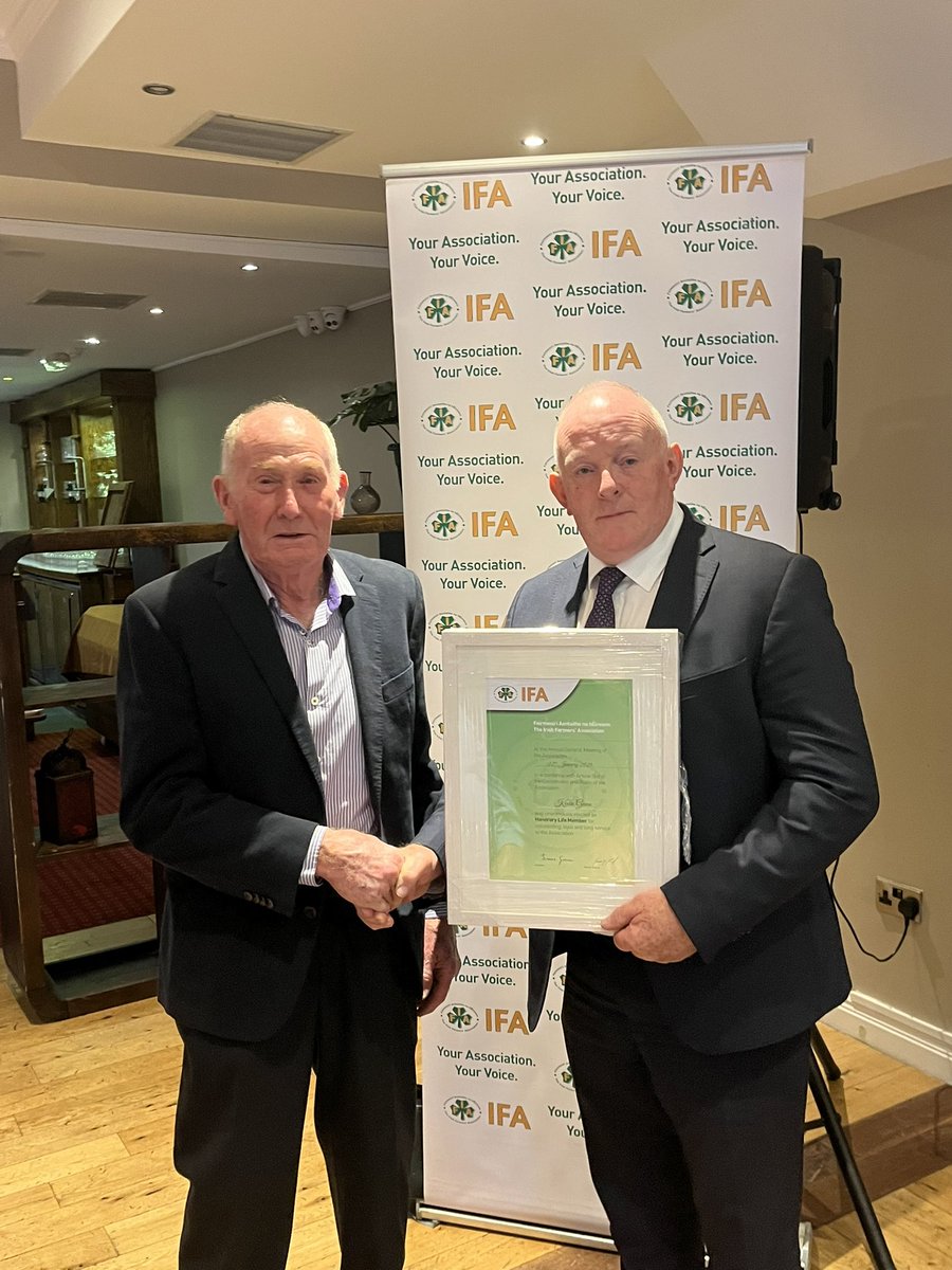SeanMcKeon1973's tweet image. Roscommon @IFAmedia County Executive tonight. Guest speaker IFA President @gormanifa Outlining policy and strategies on current CAP negotiations. TB, ACRES, RZLT,Derogation and many more topics discussed in a great Q&A. Honorary Life membership was awarded to Kevin Gunn