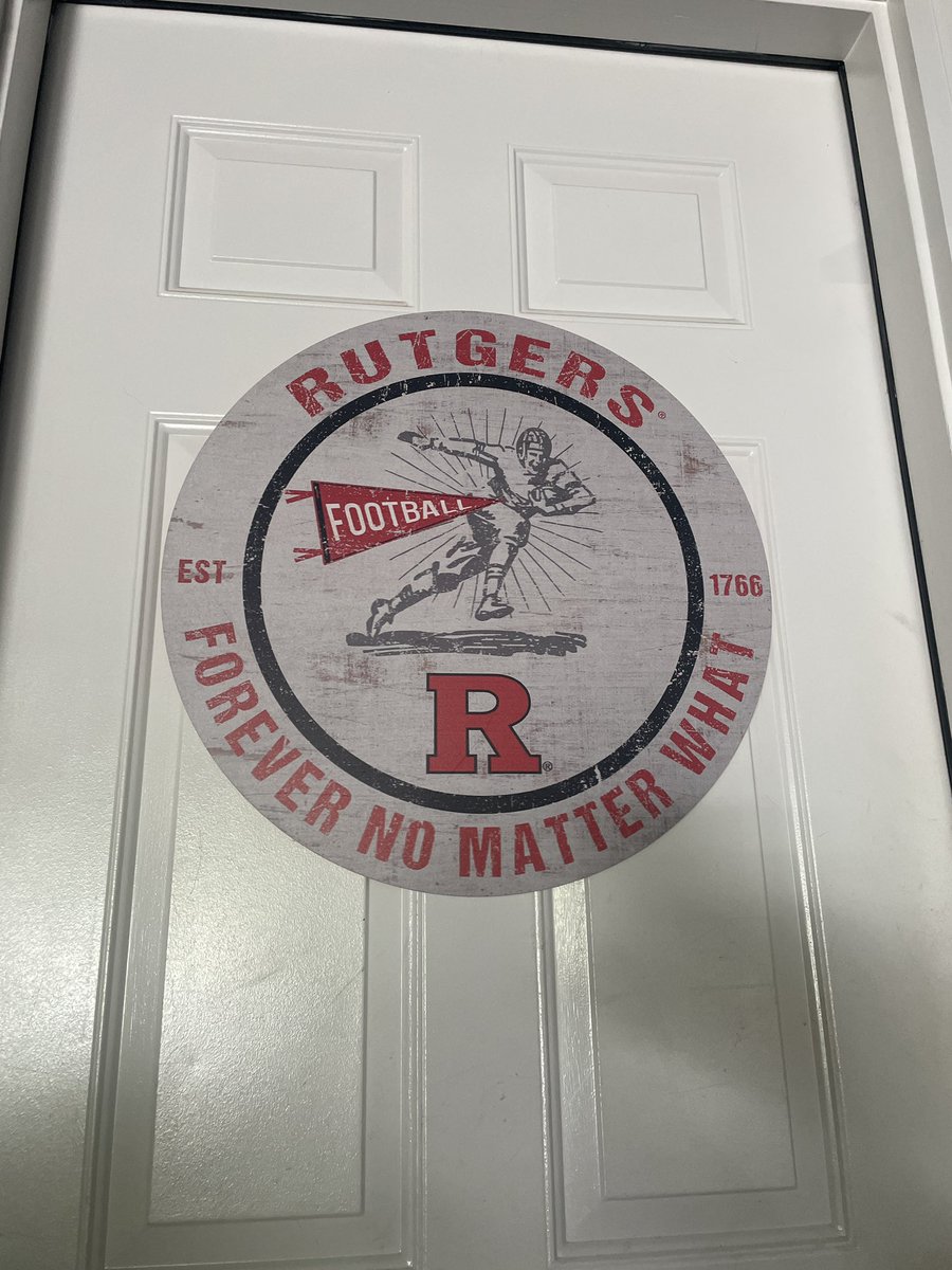 GreenyRU's tweet image. 𝘙𝘶𝘵𝘨𝘦𝘳𝘴. 𝘍𝘰𝘳𝘦𝘷𝘦𝘳 𝘯𝘰 𝘮𝘢𝘵𝘵𝘦𝘳 𝘸𝘩𝘢𝘵.
Incredible sign. @jasonrnewcomb @KnightsBrigade @R_Fund @RUAthletics #GoRU