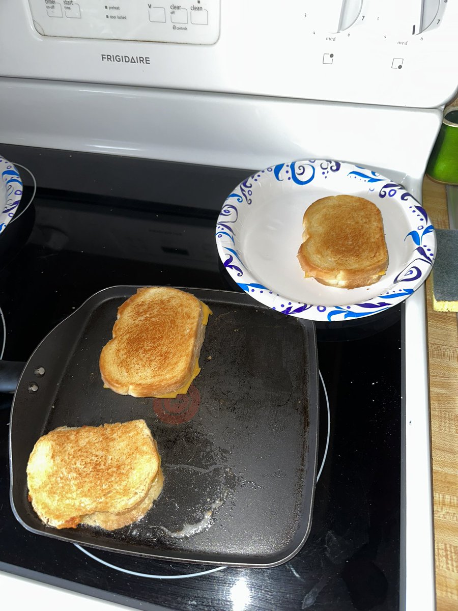 vin_deeznuts's tweet image. I saw how perfect they look and my fat ass just had to post it.
(No i am NOT eating all 3! This is one for my mom, my dad, and myself)