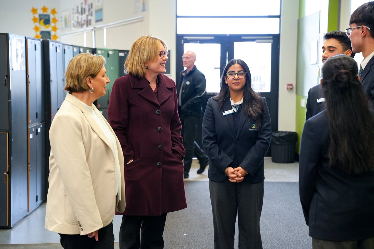 JacintaAllanMP's tweet image. One of my favourite parts of my job is getting to meet young Victorians.
These students are passionate about their community and they care deeply about their school.
Thanks for showing me around Cranbourne East Secondary College - and good luck for the rest of year 12.