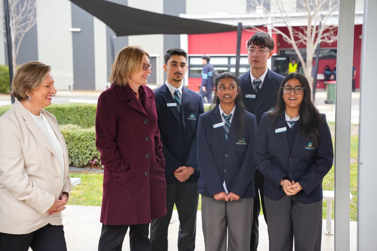 JacintaAllanMP's tweet image. One of my favourite parts of my job is getting to meet young Victorians.
These students are passionate about their community and they care deeply about their school.
Thanks for showing me around Cranbourne East Secondary College - and good luck for the rest of year 12.