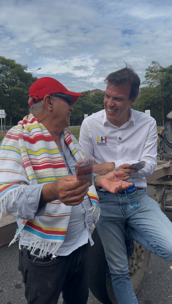 RaulJefrid's tweet photo. Hasta en el paro arrocero reciben con cariño a @LeonardoHuertaG es un candidato genuino que no sale de los territorios. Nos merecemos hacer de #colombiaunanuevahistoria https://t.co/9YmBV9ob0T