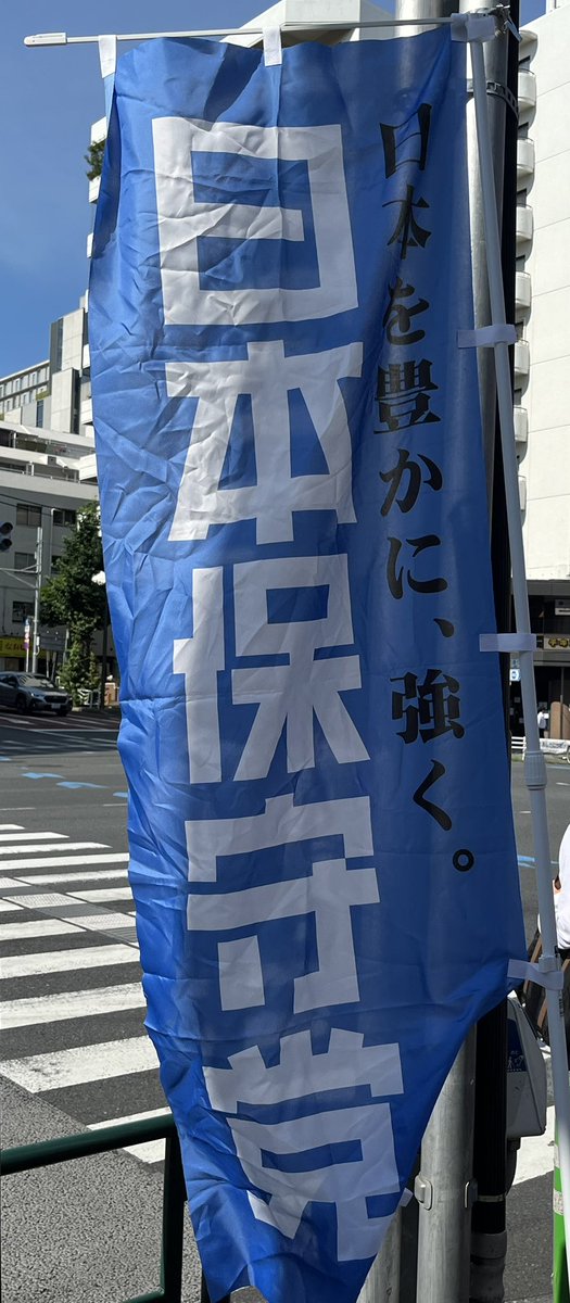 mc21se's tweet image. いつもの日常に戻りポスターも寂しい。
「また、1からやり直し。」
ネコダ店長が駅で1人地元の方々にお礼の旗立ち。自分も参加したかったが、今日は朝イチ会議があるので顔見せだけで…。🙇🏻‍♂️…