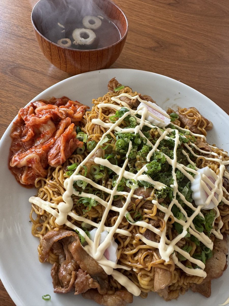 Oreda1962's tweet image. おはようさん❗️
今朝は時間ないので
袋麺の焼きそばを
お好み焼き風にして👍
法廷の死神のワンシーンを
ちょいちょい
ブチ込んでいくよ👍笑
