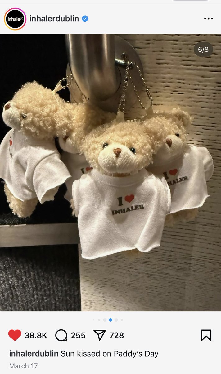 i gave elijah hewson these inhaler bears (that i made 🙂‍↕️) and the band account posted them on st patricks day 😋🫶💐