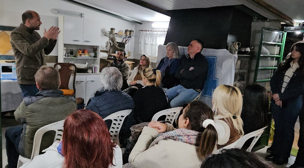 MartinLemaUy's tweet image. Con vecinos de Malvin Norte en muy linda reunión organizada por @SilviaSosa404.
Seguimos aprendiendo de los distintos puntos de vista.