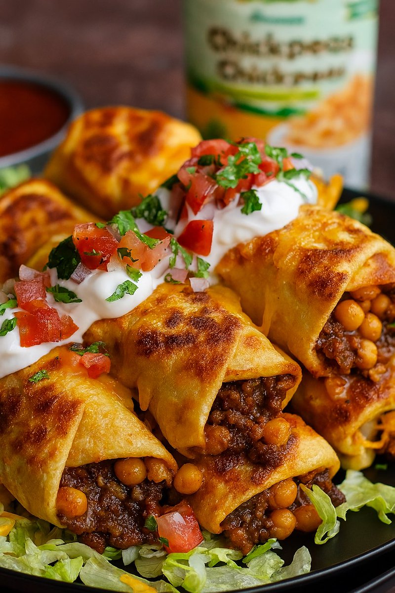 goodefoodsfam's tweet image. 🔥 Beef & Chickpea Cheese Chimichangas 🔥
Trust me—this combo HITS. Tender beef, hearty chickpeas, and melty cheese all wrapped in saucy goodness. It’s a weeknight win 🙌
Here’s how to make it:
🥩 Brown 1 lb ground beef with 1/2 cup diced onion + 2 cloves minced garlic
🌮…