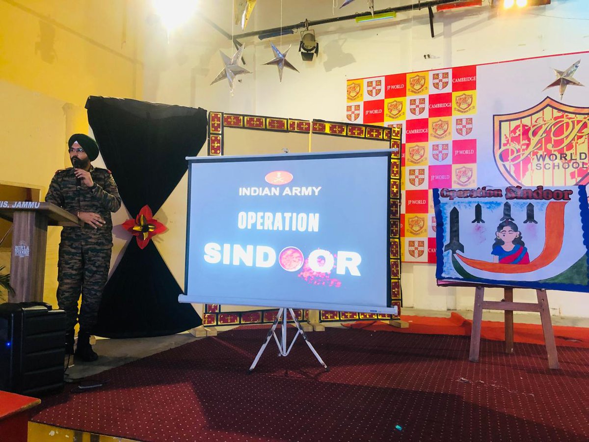 prodefencejammu's tweet image. 🚨 Empowering Young Minds! 🇮🇳
#IndianArmy conducted an engaging interactive session with students from various schools in #Jammu, highlighting the valour, precision & humanitarian spirit behind #OperationSindoor.
#KnowYourForces #YouthEngagement #SevaParmoDharma 🪖🌊📚…