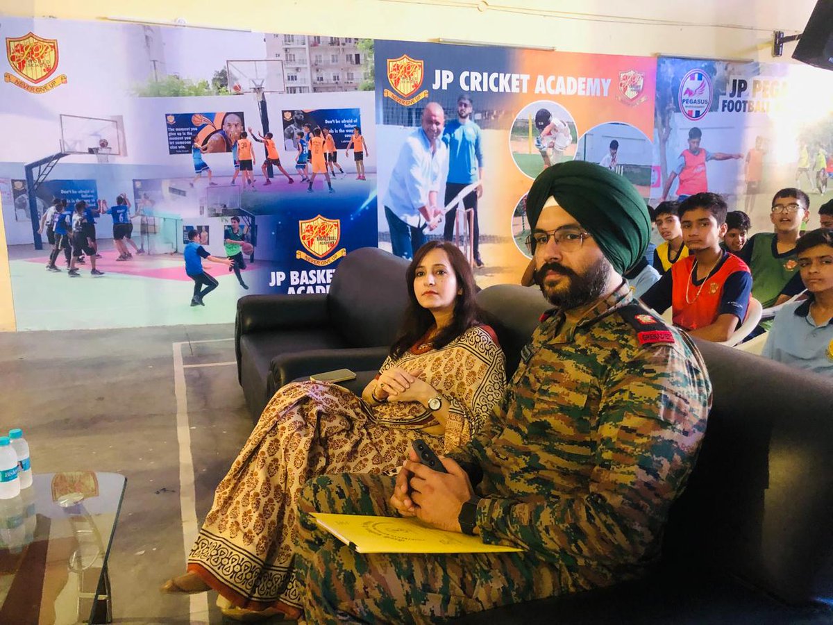 prodefencejammu's tweet image. 🚨 Empowering Young Minds! 🇮🇳
#IndianArmy conducted an engaging interactive session with students from various schools in #Jammu, highlighting the valour, precision & humanitarian spirit behind #OperationSindoor.
#KnowYourForces #YouthEngagement #SevaParmoDharma 🪖🌊📚…