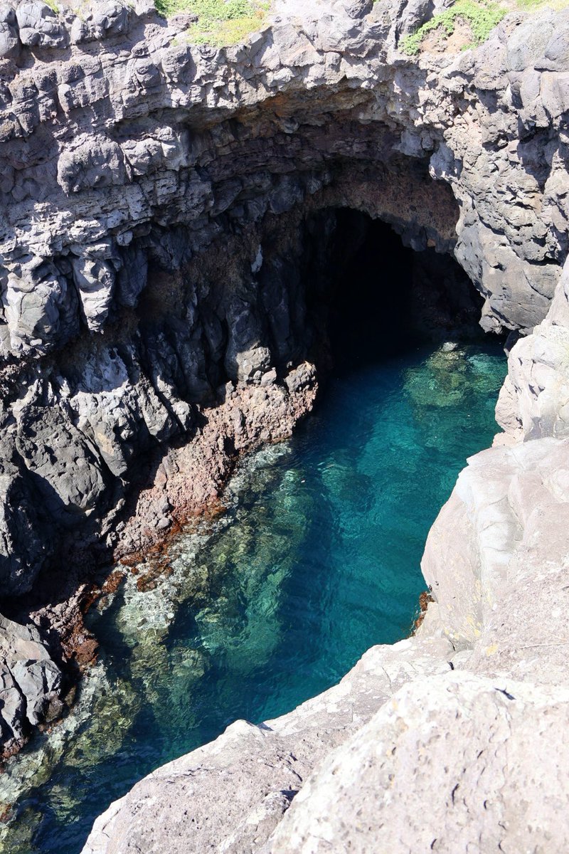 崖下の洞窟の中が気になる😑
てか海ほんま綺麗よなー！
#写真好きと繋がりたい
#写真撮ってる人と繫がりたい