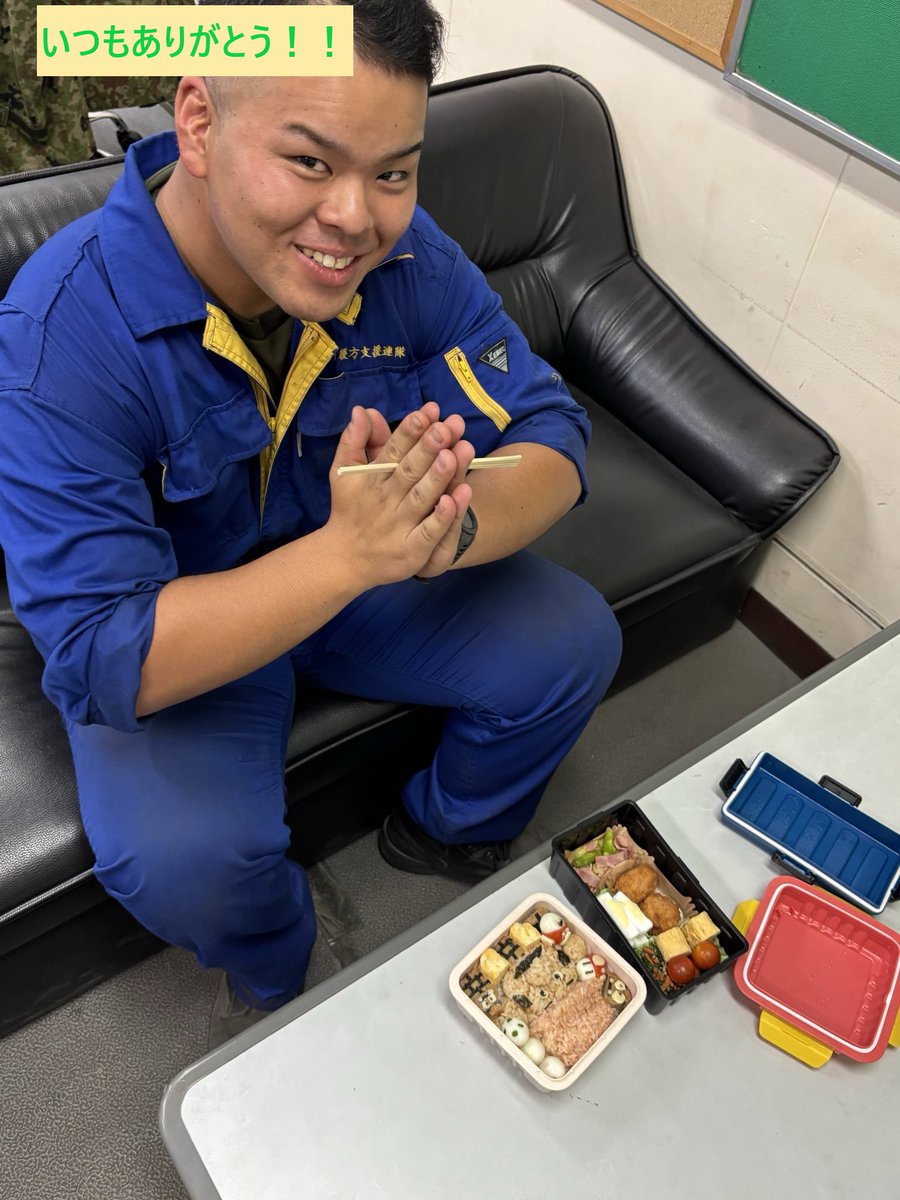 1log_nerima's tweet image. 今月の #月間MVP は、部品係陸曹であります。今日は、特別に彼の元気の源である愛妻弁当をご紹介!この色鮮やかな #キャラ弁 奥様の愛情が伝わりますよね。彼もこの弁当のおかげでいつも午後から頑張れるとの事!2人の #愛妻弁当 をリポートしている私もお腹いっぱい。ごちそうさまでした。
