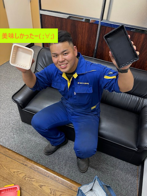 1log_nerima's tweet image. 今月の #月間MVP は、部品係陸曹であります。今日は、特別に彼の元気の源である愛妻弁当をご紹介!この色鮮やかな #キャラ弁 奥様の愛情が伝わりますよね。彼もこの弁当のおかげでいつも午後から頑張れるとの事!2人の #愛妻弁当 をリポートしている私もお腹いっぱい。ごちそうさまでした。
