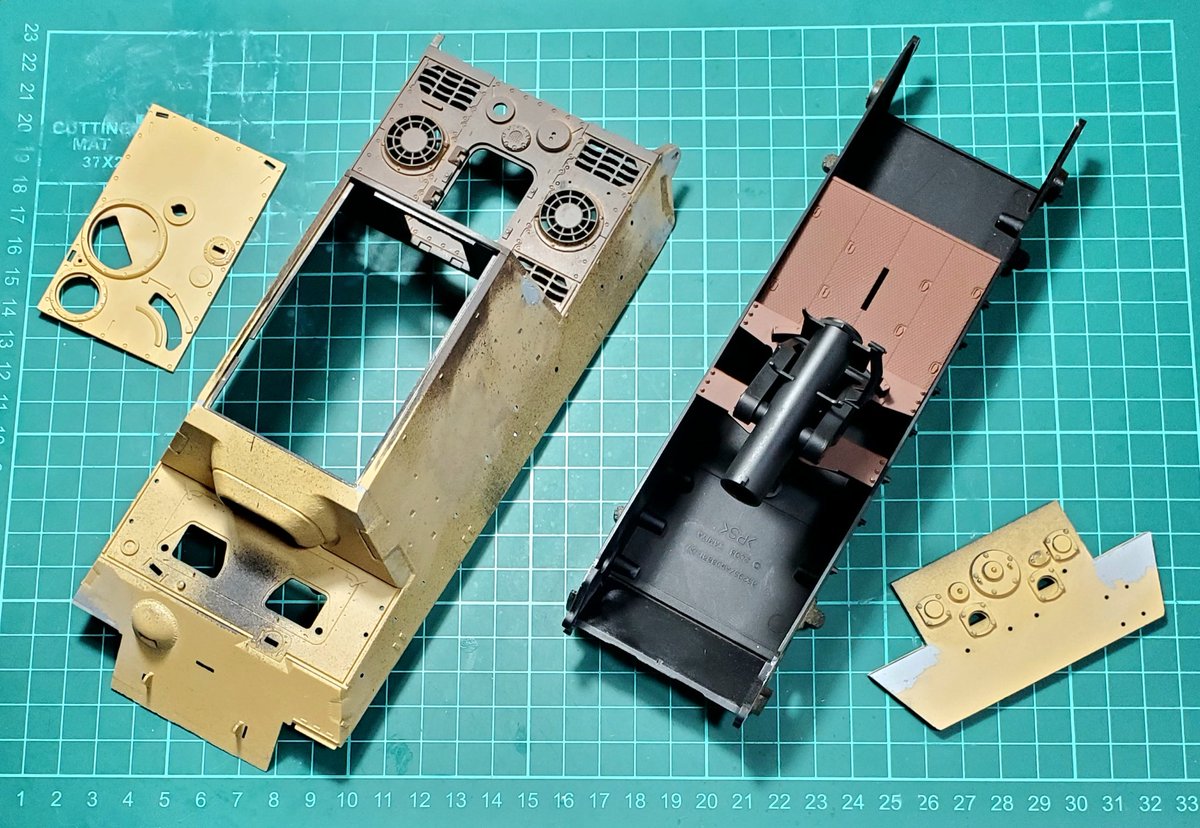 zim_werks's tweet image. サプライズで積みの中からお手つき品、タミヤの狩虎が出てきました(箱は処分済み)
何をしたかったのかはもはや当時の自分に聞くしかない？状態ですが…😅
ただ、エンジンデッキのマホガニー？などが気に入らないのでそのうち薄め液で洗ってやります(&apos;A`)