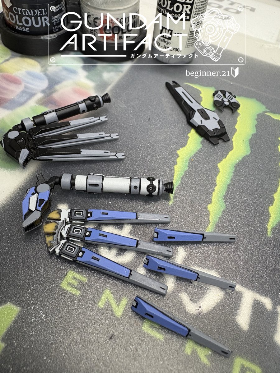 21Beginner's tweet image. Thank you so much for always watching.🙇♀️
#ガンダムアーティファクト第1弾再販記念
#Hiνガンダム
グレーと白は問題なし😊
3色目でイメージが決まると思うんですね
で Hi-νっぽさを表現するのに薄ムラサキをチョイス
まずこの3色で塗り進めてみます🖌