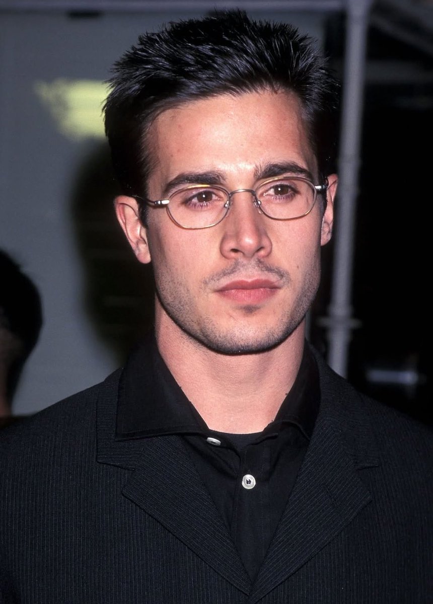 notgwendalupe's tweet image. 90s freddie prinze jr. 🫦