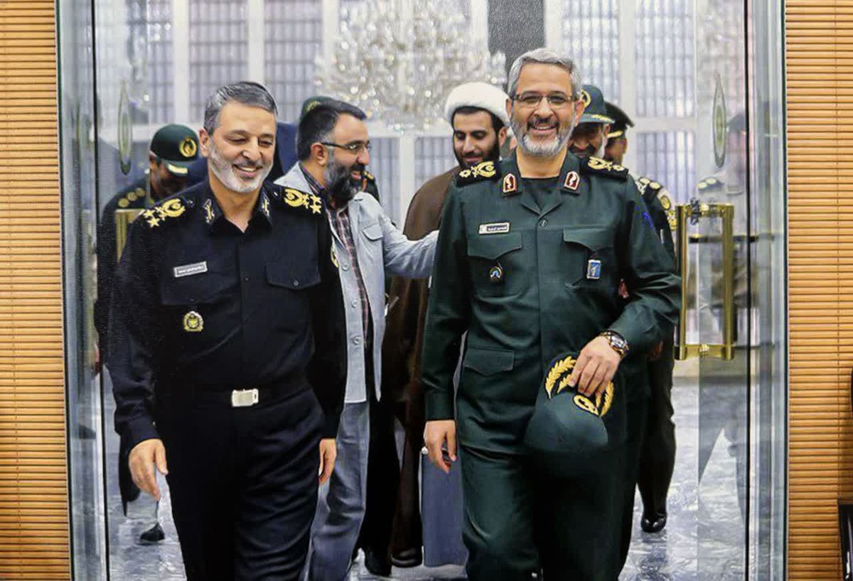 ommolbanin_403's tweet image. رفتی ...
با لبخند
با آرامش یک مرد میدان، نامت ماند
بر پرچم غیرت
برلبان داغدار یاران...
تو رفتی و هنوز راهت روشن است.