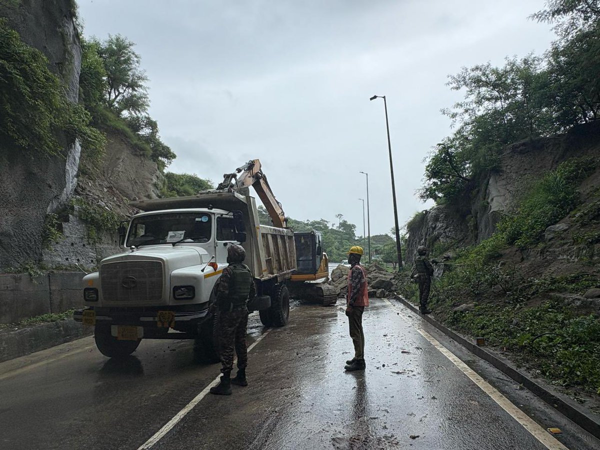 prodefencejammu's tweet image. #HADR I #IndianArmy I #WhiteKnightCorps
Swift response by #IndianArmy troops of @Whiteknight_IA to a landslide near Nandini Tunnel (Domel–Ban Toll Road) on 21 Jul 25. Large rocks & debris damaged a civilian vehicle, injuring one individual. Army activated Quick Reaction teams,…