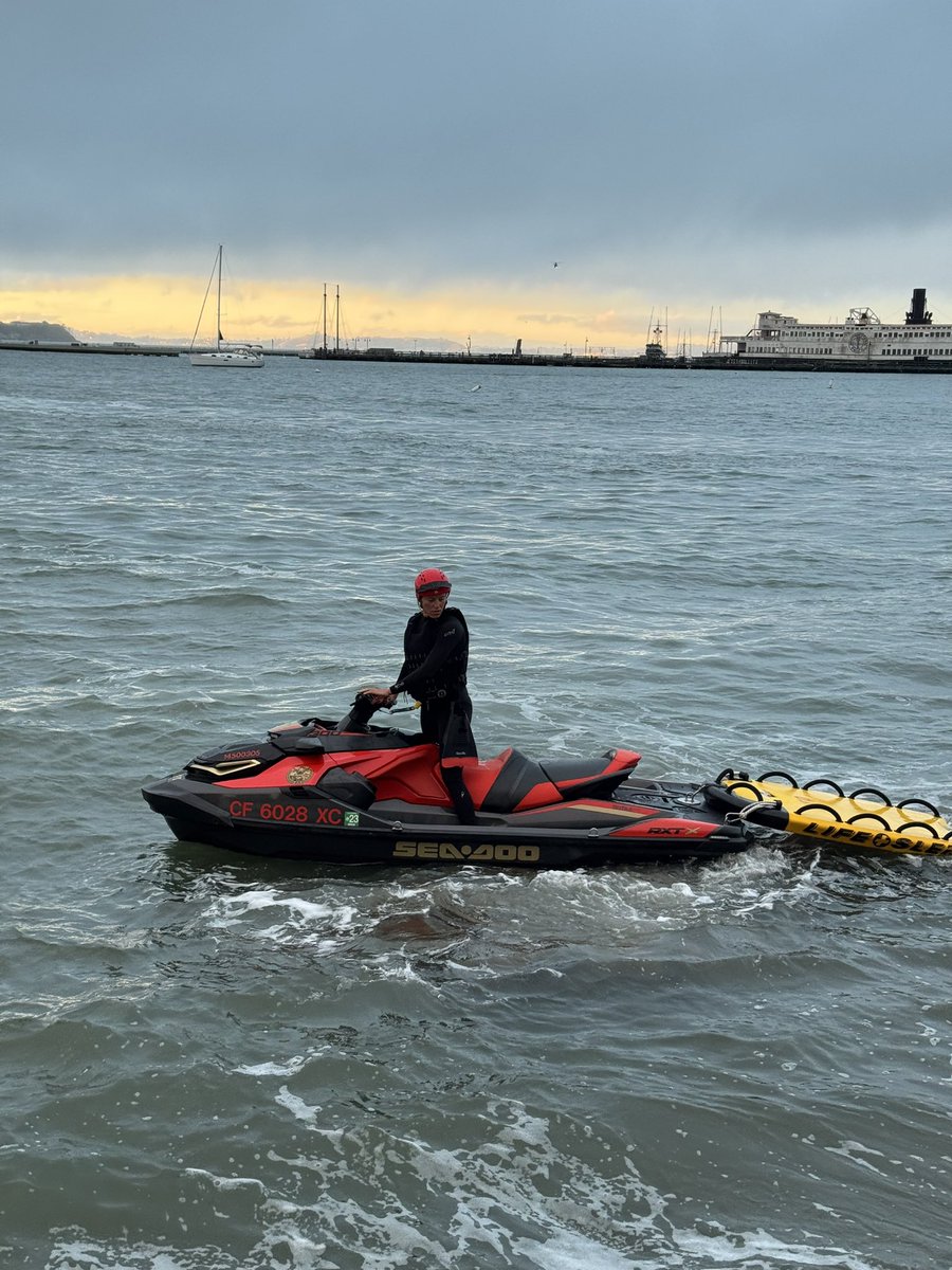 SFFDPIO's tweet image. *****BAY RESCUE*****
Shortly before 8:00 PM a 911 call was received by the SFFD for a person calling for help in the water at Aquatic Park. SFFD rescue swimmers deployed into the water to search the last known location of the victim. After 30 minutes of searching the victim was…